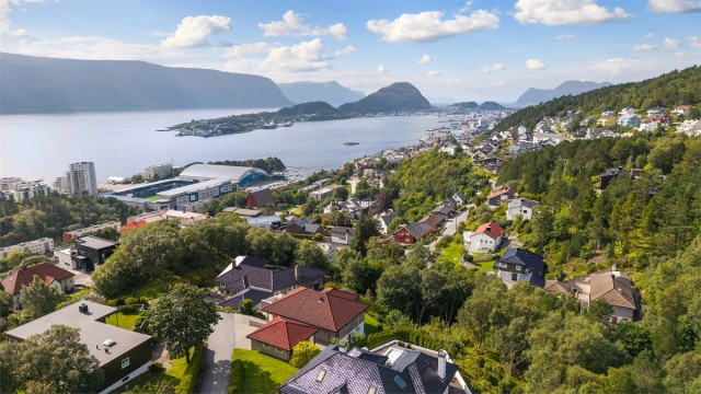En kort tur unna ligger Ålesund sentrum med butikker, restauranter og kulturtilbud.