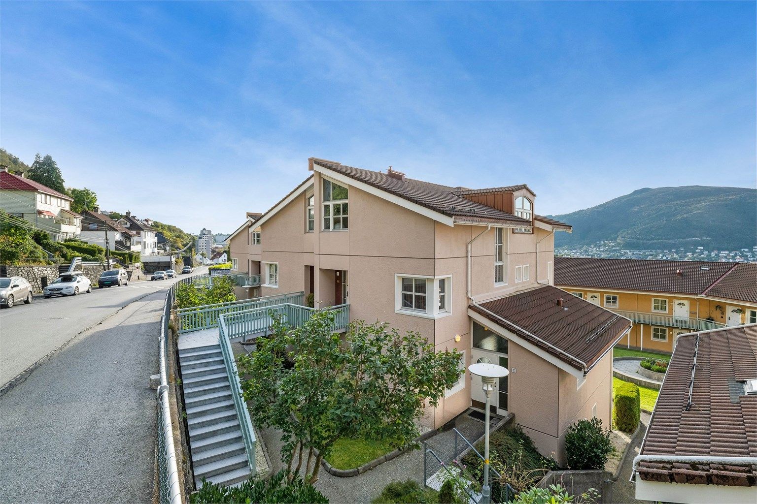 Boligen ligger fint til på Landås. Her er det fri parkering i gaten hvor gjester kan parkere. 