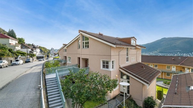 Boligen ligger fint til på Landås. Her er det fri parkering i gaten hvor gjester kan parkere.