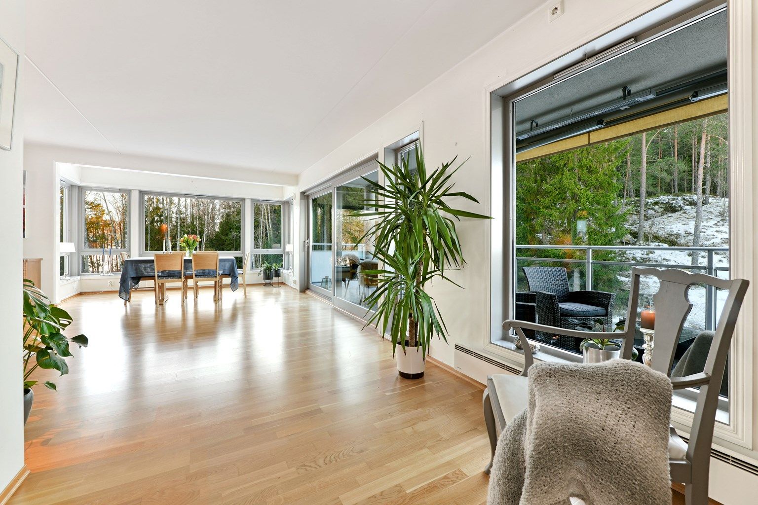 Sebastian Håbesland v/Krogsveen presenterer denne unike leiligheten på Jordbærsletta - lys og luftig leilighet med store vindusflater