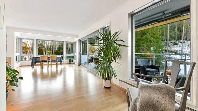 Sebastian Håbesland v/Krogsveen presenterer denne unike leiligheten på Jordbærsletta - lys og luftig leilighet med store vindusflater