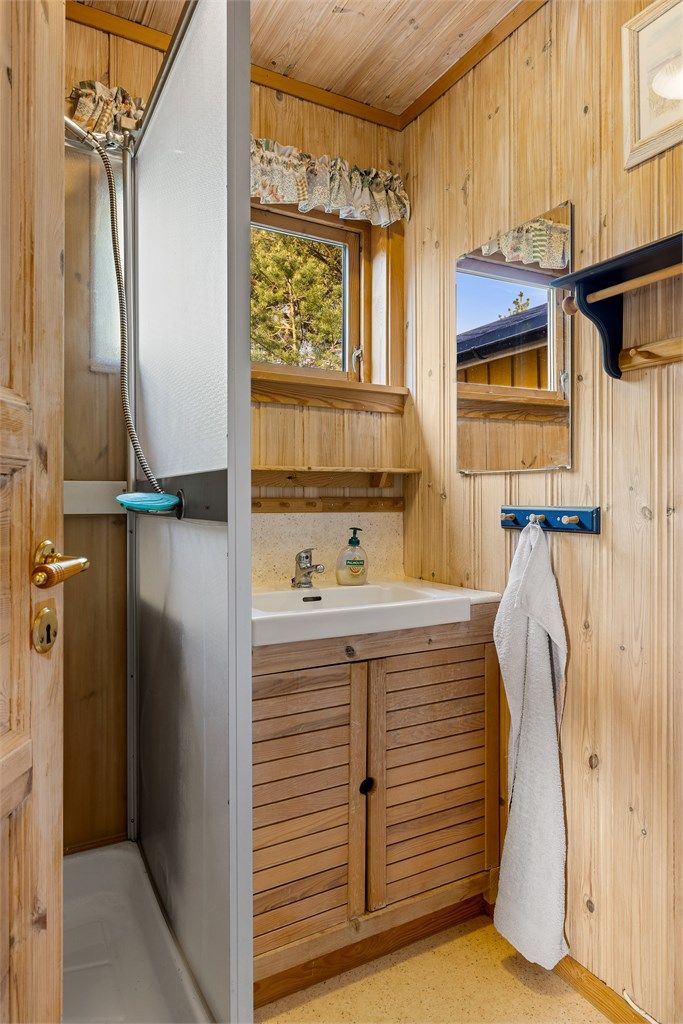 Enkelt bad. Det er ikke søkt om å legge inn vann i hytta. Det er ikke koblet til offentlig avløp, noe som må gjøres for å få lovlig innlagt vann. Det er offentlig sommervann til vegg.