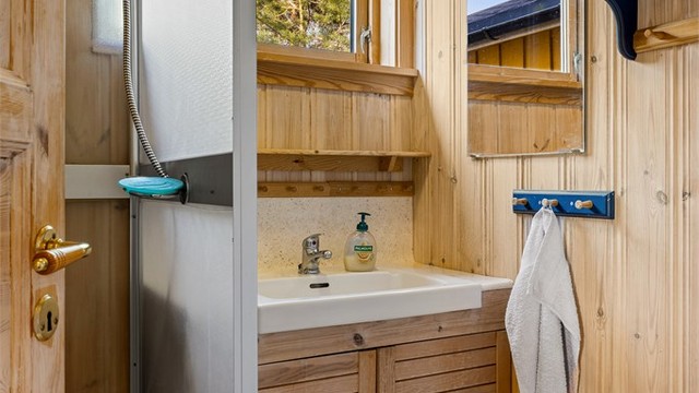 Enkelt bad. Det er ikke søkt om å legge inn vann i hytta. Det er ikke koblet til offentlig avløp, noe som må gjøres for å få lovlig innlagt vann. Det er offentlig sommervann til vegg.