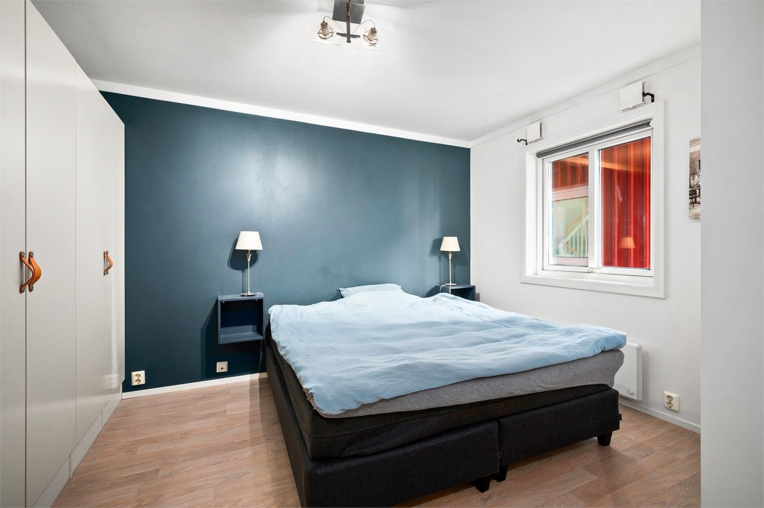 Leilighetens hovedsoverom er svært innbydende med sine behagelige fargetoner og god størrelse