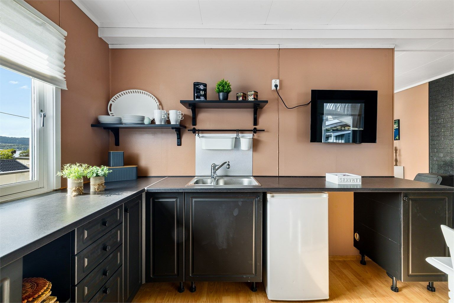 ARBEIDSPLASS. Kjøkkenet er oppgradert med en brukt innredning.