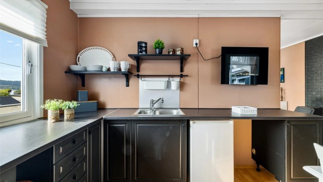 ARBEIDSPLASS. Kjøkkenet er oppgradert med en brukt innredning.