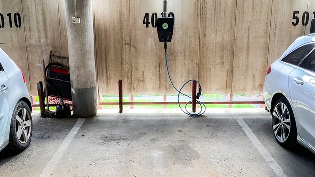 Med leiligheten følger plass i felles garasje, med lader til EL-bil hvor det betales for egen ladestrøm til borettslaget.
