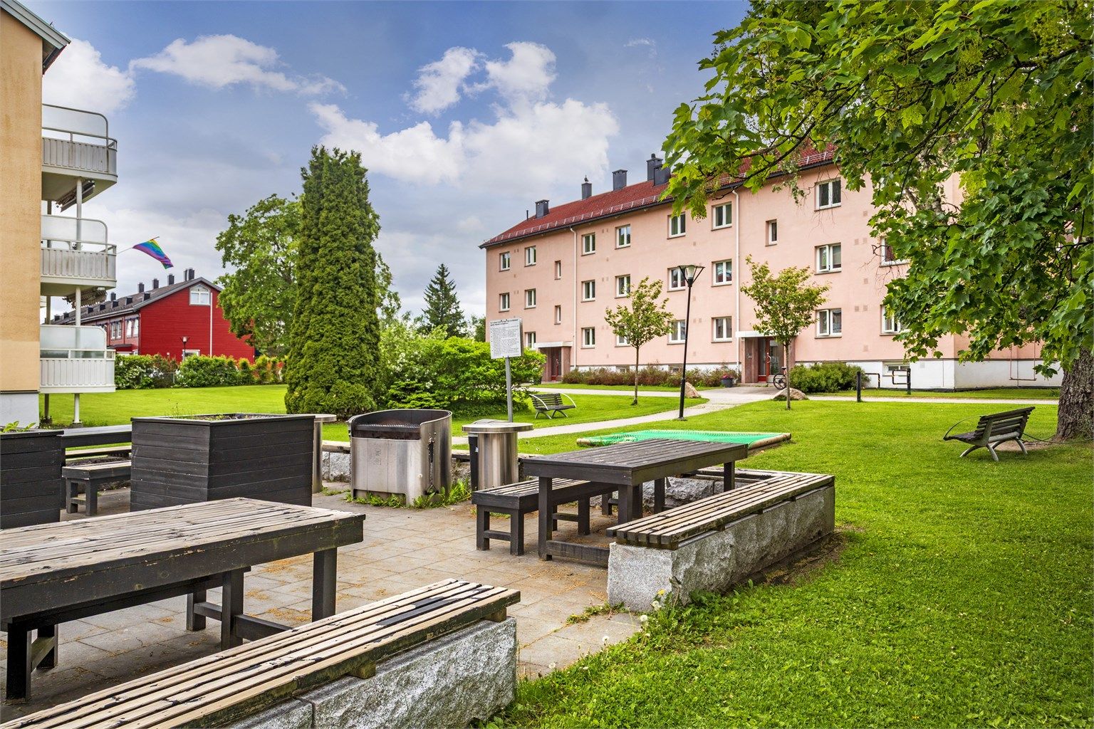 Borettslaget har fine opparbeidede fellesområder. Her kan beboerne benytte seg av den felles grillplassen, perfekt på varme sommerdager.