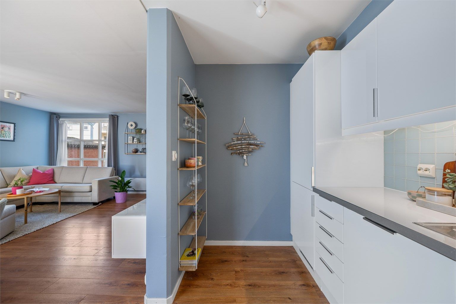 Kjøkken ligger delvis skjult fra stue, samtidig som noe åpent. 