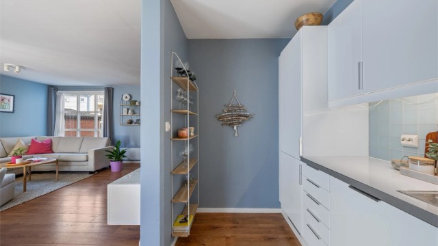 Kjøkken ligger delvis skjult fra stue, samtidig som noe åpent.