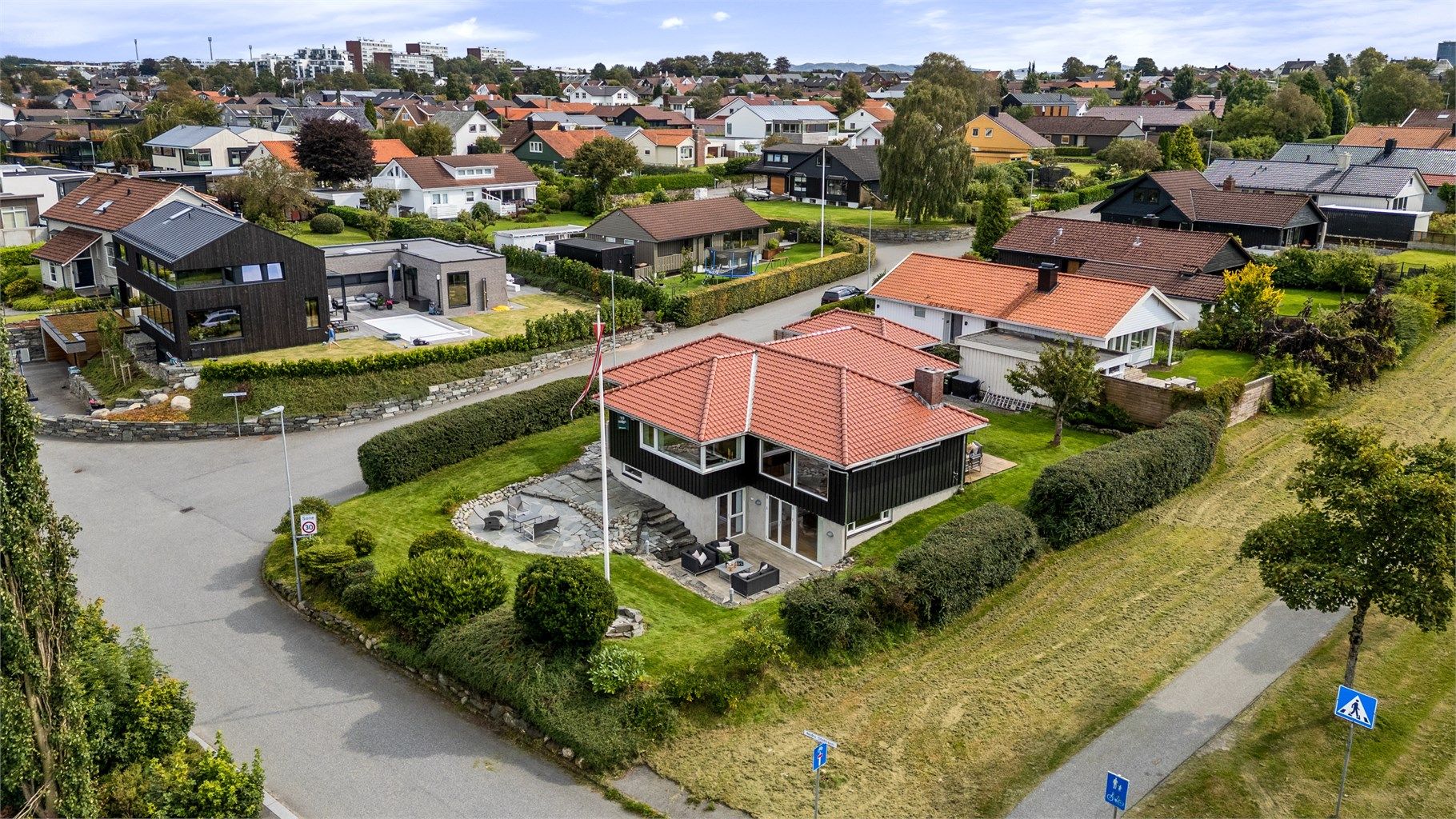 Velkommen til Gerhard Munthes vei 1i, en meget flott enebolig med gjennomgående god standard, store deler renovert i 2011. Boligen har en meget god planløsning med store etasjer og alt på ett plan i hovedetasjen. 
