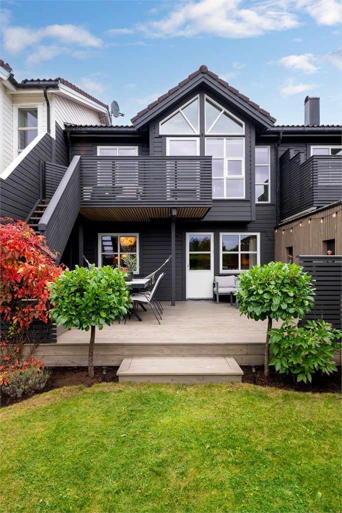 Markterrasse og hage mot vest med pent opparbeidet og beplantet hage