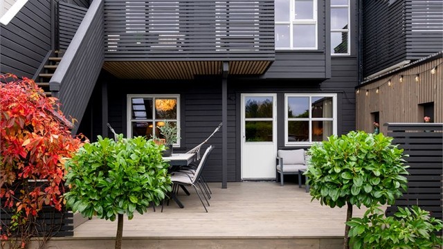Markterrasse og hage mot vest med pent opparbeidet og beplantet hage