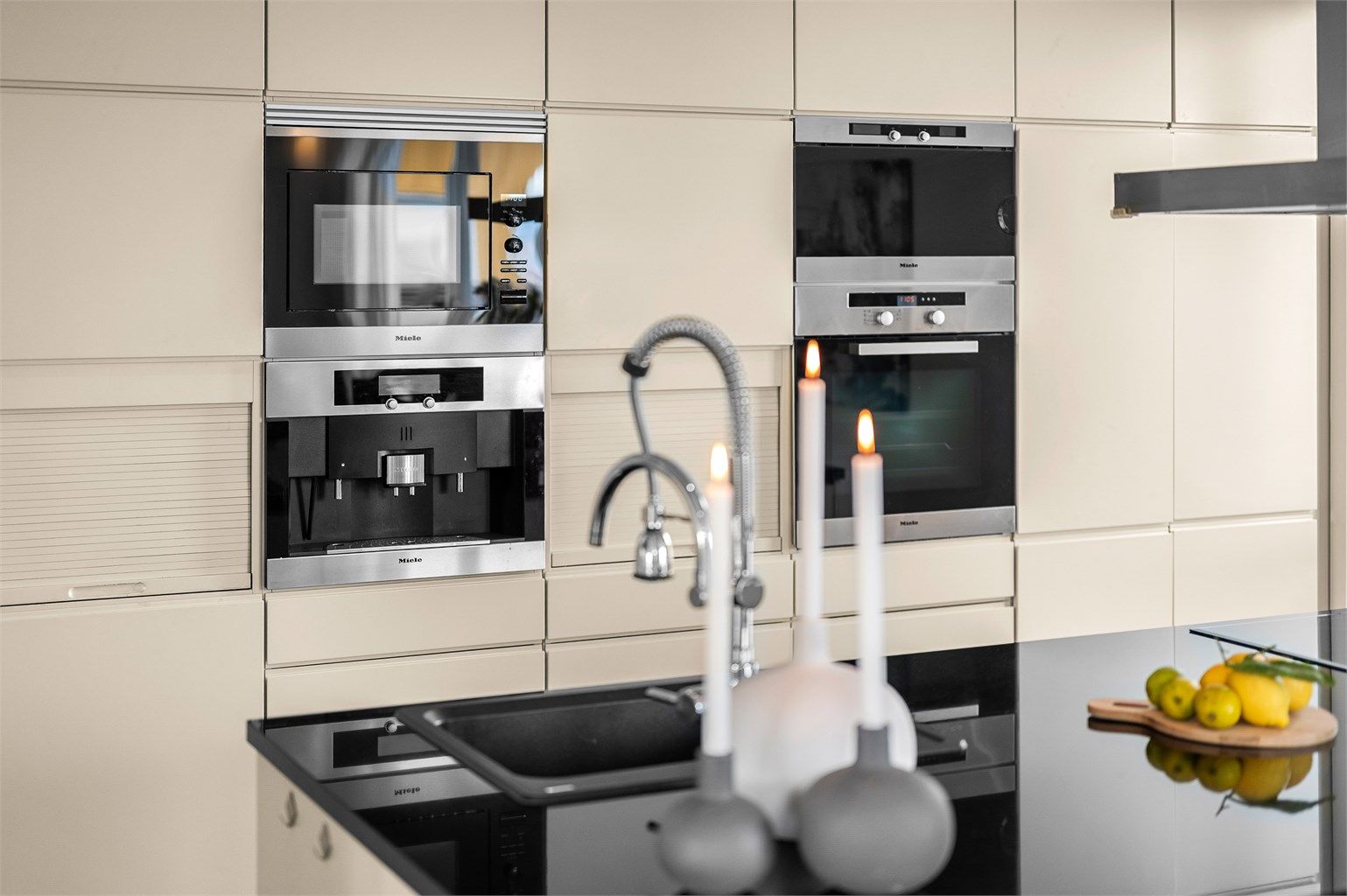 Integrerte hvitevarer og gjennomtenkte løsninger gir kjøkkenet et helhetlig uttrykk.