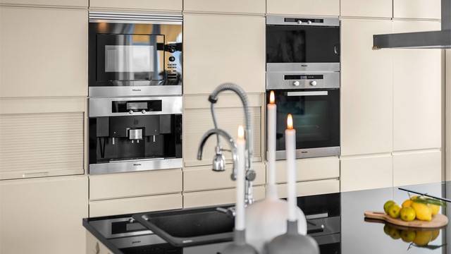 Integrerte hvitevarer og gjennomtenkte løsninger gir kjøkkenet et helhetlig uttrykk.