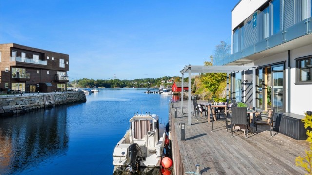 Velkommen til Vatnaneset 18! Moderne funkisbolig over tre plan, oppført i 2018 helt i sjøkanten med eget bryggeanlegg.
Foto: Mats Lie