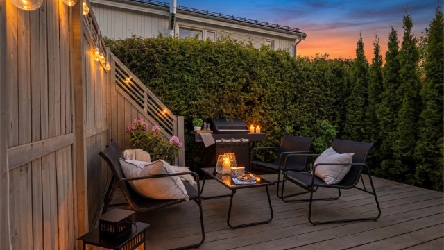 Stemningsfull belysning på terrassen for sene sommerkvelder.