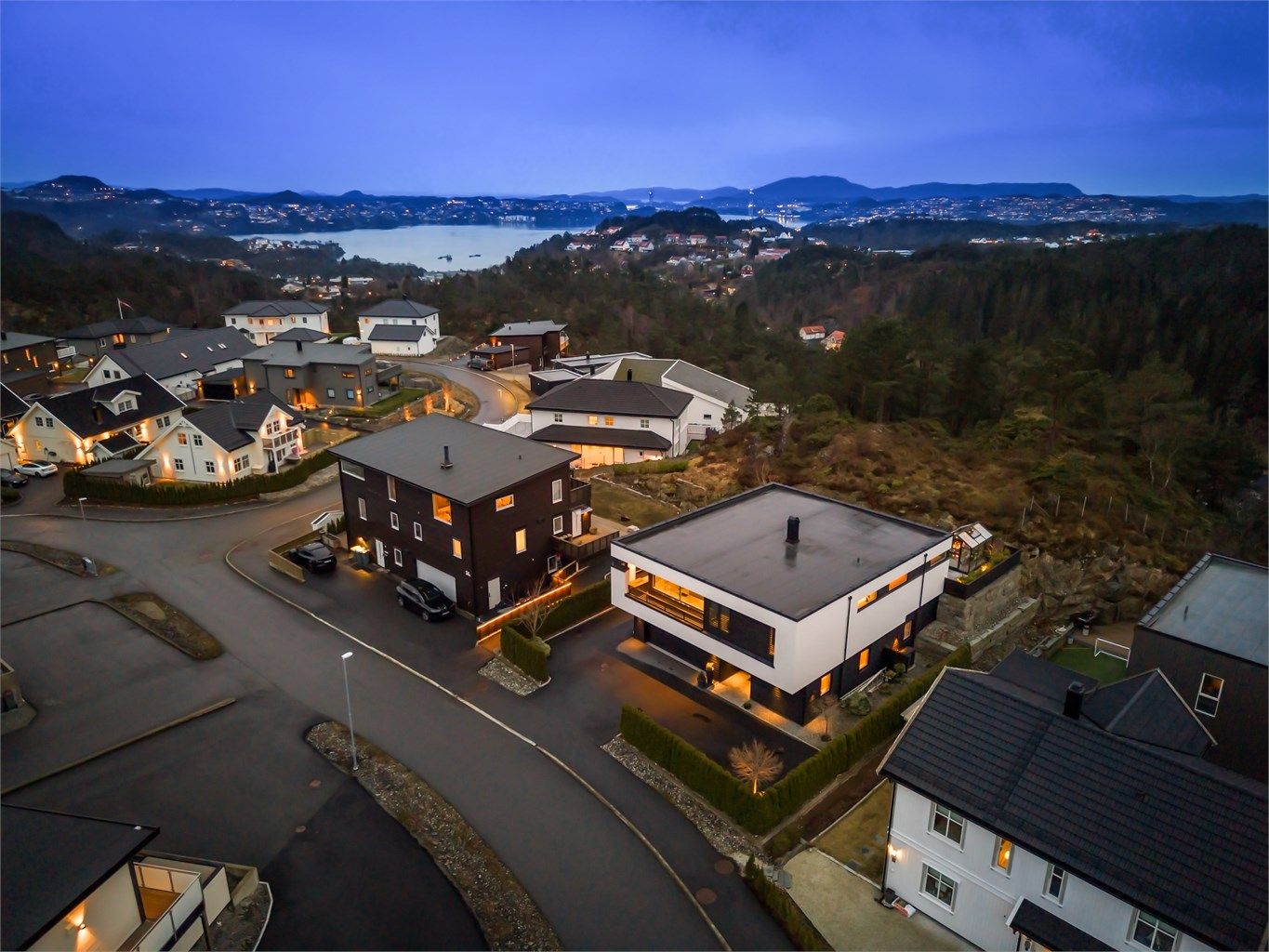 Nydelig bolig levert av Urbanhus og tegnet av arkitekt Klungland. Meget populært nyere boligområde på Lønvarden.
