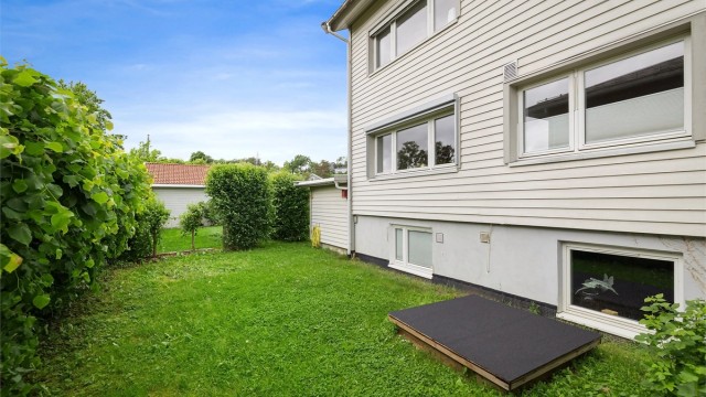 Yttervegger er kledd med liggende trepanel.
