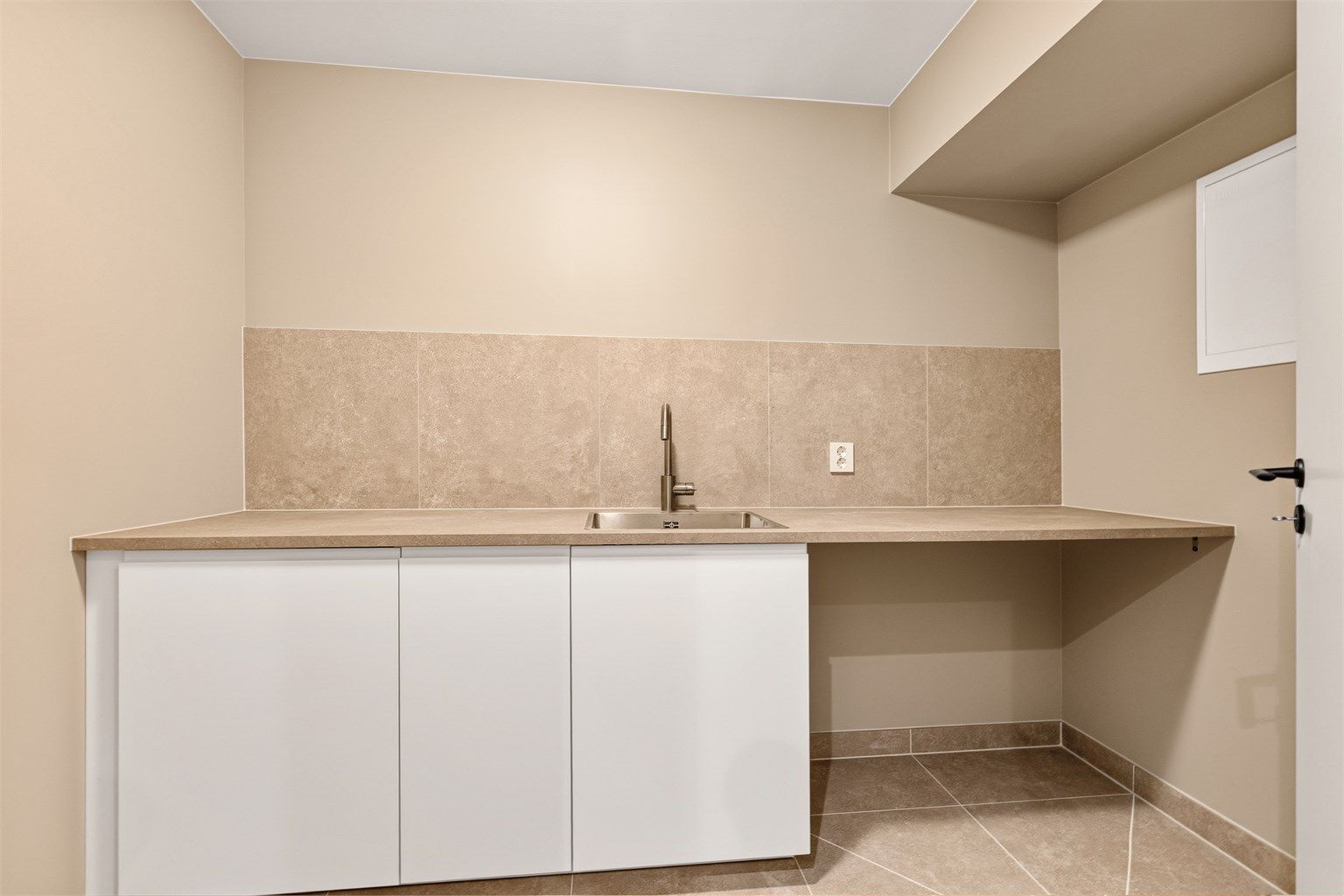 Praktisk vaskerom med gode oppbevaringsmuligheter.