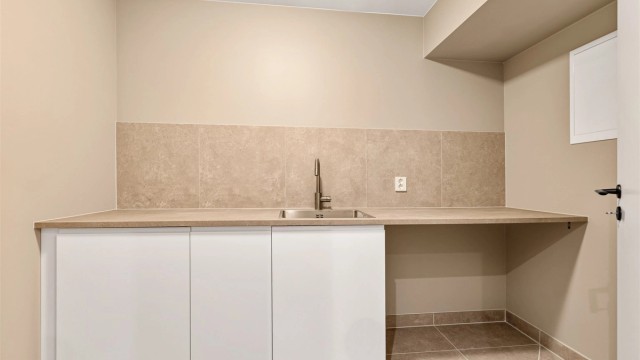 Praktisk vaskerom med gode oppbevaringsmuligheter.