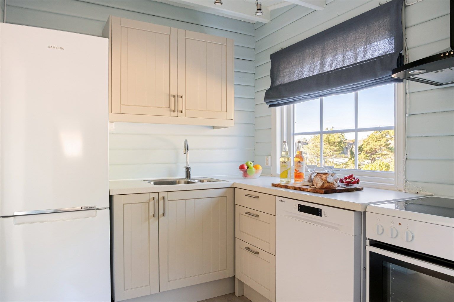 Vann og avløp ble lagt inn på kjøkkenet i 2017. Hytta er tilknyttet offentlig nett via private stikkledninger tilhørende Siljeholmen vann- og avløpslag.