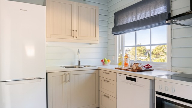 Vann og avløp ble lagt inn på kjøkkenet i 2017. Hytta er tilknyttet offentlig nett via private stikkledninger tilhørende Siljeholmen vann- og avløpslag.