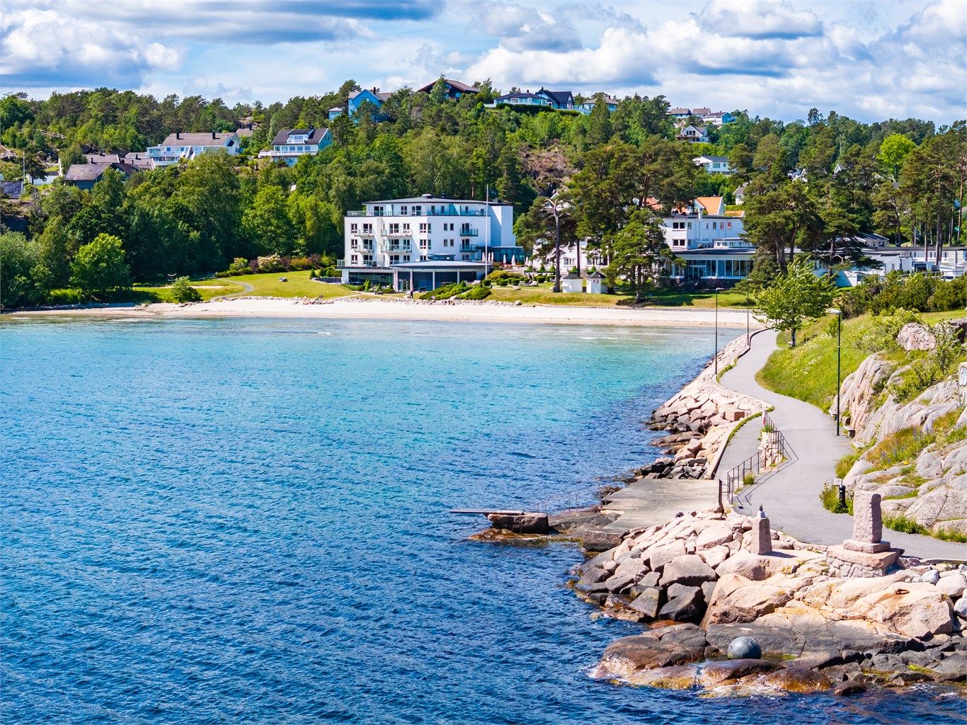Her kan du nyte klart badevann og deilig mat ved Strand Hotell på Fevik.