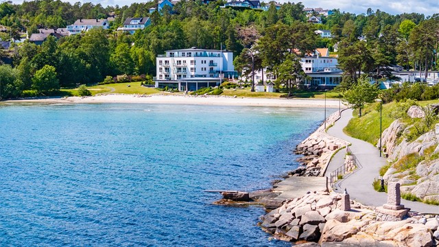 Her kan du nyte klart badevann og deilig mat ved Strand Hotell på Fevik.