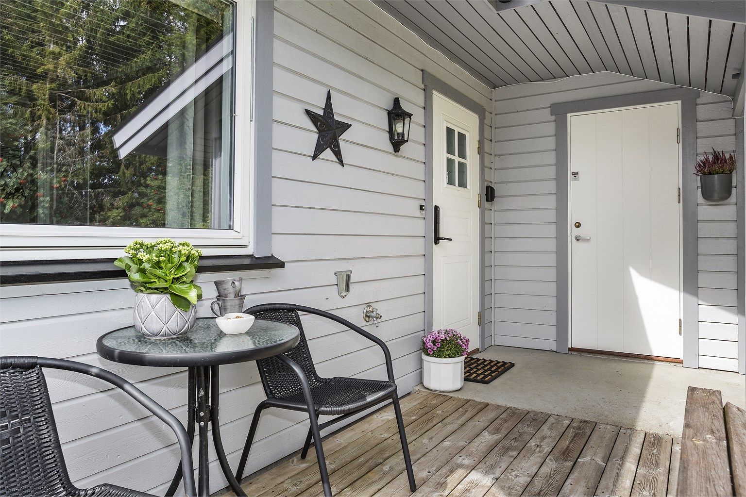 Ved inngangspartiet er det en overbygget, sydøstvendt platting på ca. 4,5 m².
