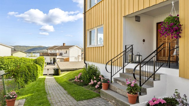 Adkomst til boligen skjer via felles trappeoppgang. Boligen ligger i byggets 1. etasje.