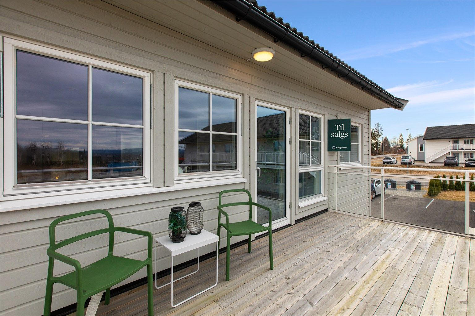 Adkomst til leiligheten i andre etasje skjer via en felles utvendig trapp og svalgang.