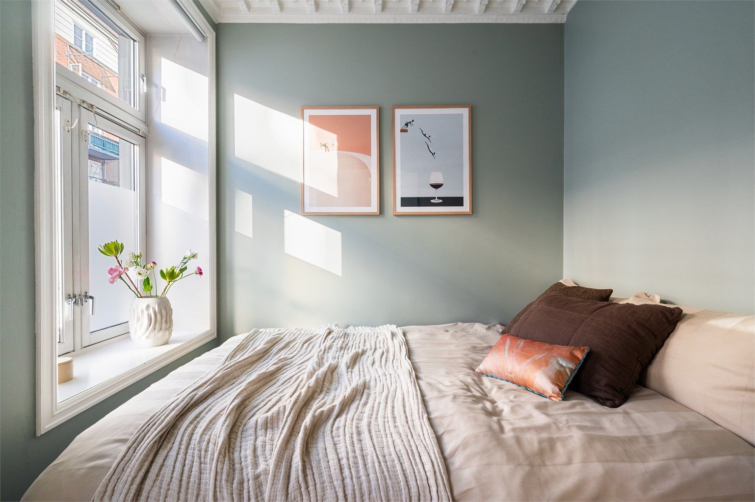 Vinduene gir godt med lys til rommet.