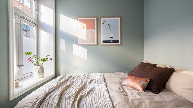 Vinduene gir godt med lys til rommet.