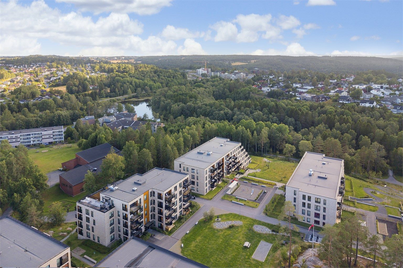 Det er nærhet til fine turområder, lysløype samt tur- og sykkelstier.