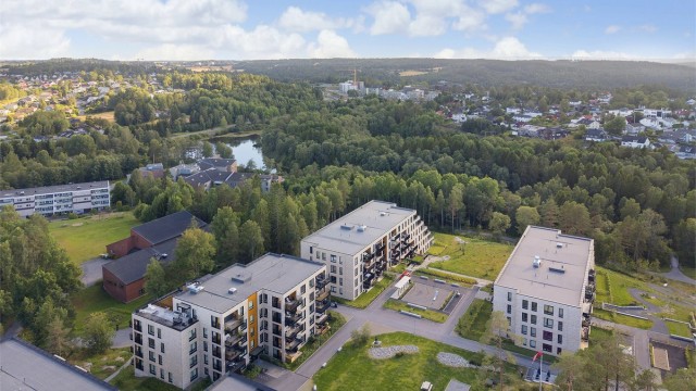 Det er nærhet til fine turområder, lysløype samt tur- og sykkelstier.