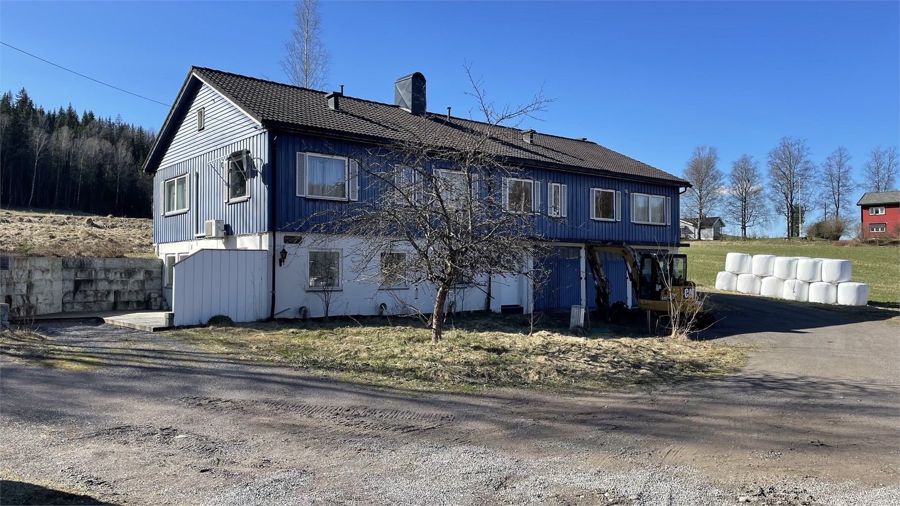 Velkommen til Hadelandsveien 1062-1068 ligger landlig til med god plass. Bygningen egner seg ypperlig for utleie. 