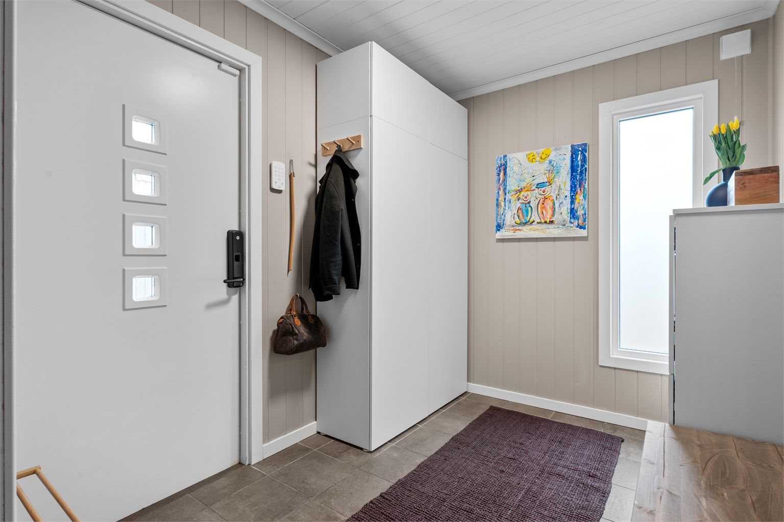 Vindfang - Romslig vindfang på ca. 6 kvm med gode oppbevaringsmuligheter for yttertøy til små og store.