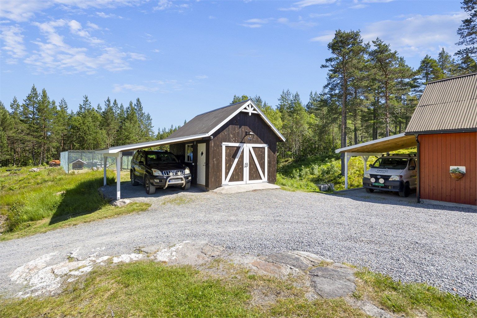 Til garasjen hører en carport fra 2018. I tillegg er det carport ved låven.