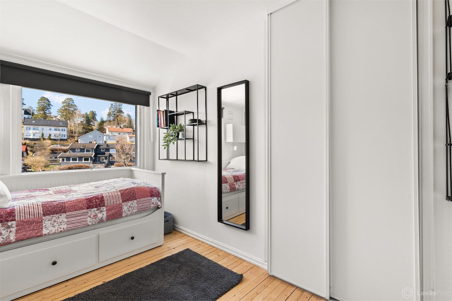 Også her er det plassbygde garderobeskap som gir gode oppbevaringsmuligheter.