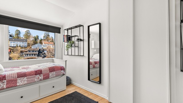 Også her er det plassbygde garderobeskap som gir gode oppbevaringsmuligheter.