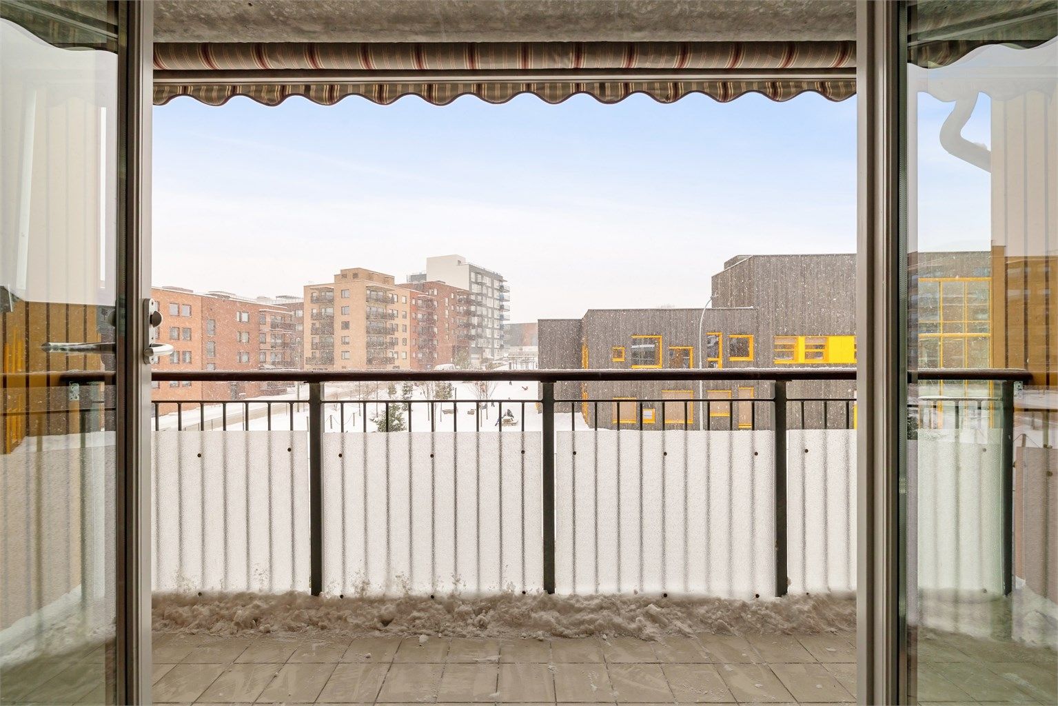 Gjennomgående og familievennlig 3-roms beliggende i andre etasje, med store vindusflater, gode oppholdsrom og en upåklagelig sydvestvendt balkong på 7 kvm