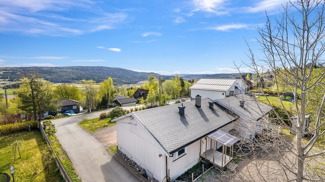 Praktisk adkomstvei for boligen og nabohuset inn til fellesarealet
