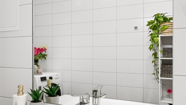 Servantinnredning med god oppbevaringsplass og speil med overlys.