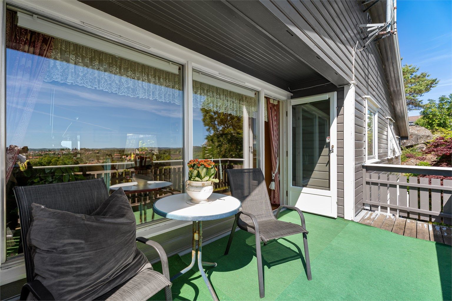 Lite innsyn til balkongen med utgang fra stuen. 