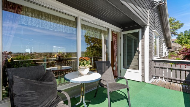 Lite innsyn til balkongen med utgang fra stuen.