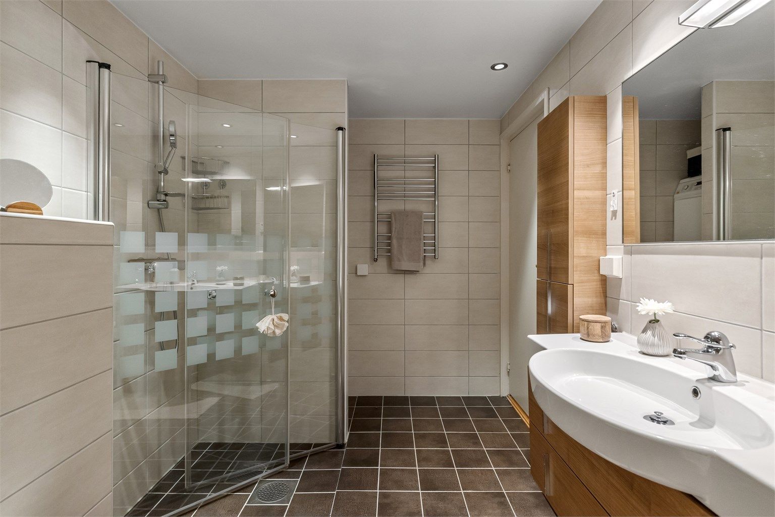 Badet er romslig, med downlights i taket og gulvvarme