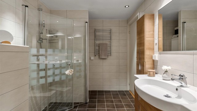 Badet er romslig, med downlights i taket og gulvvarme