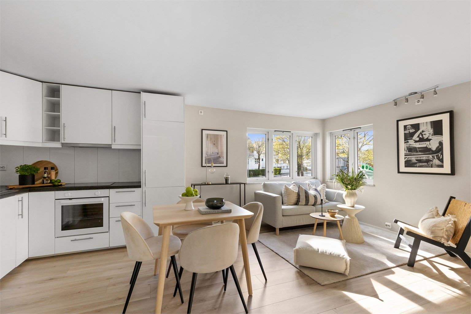 Denne leiligheten i tomannsboligen er vesentlig påkostet de siste årene, med en åpen løsning mellom stue og kjøkken som skaper en lys og sosial atmosfære.