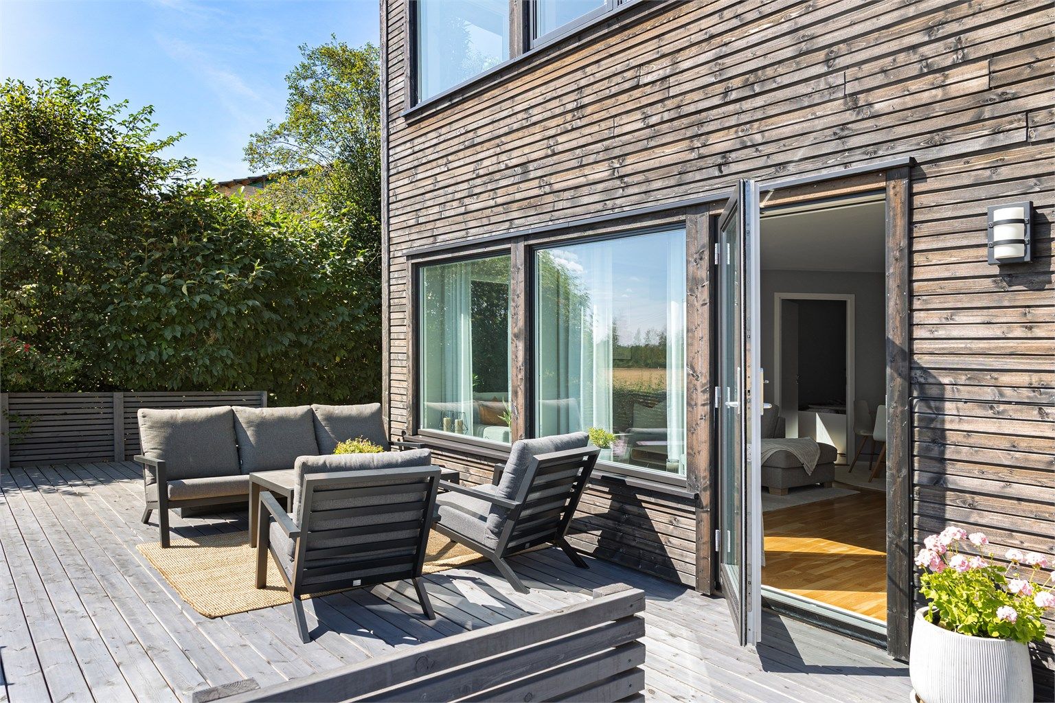Terrassen er utstyrt med utebelysning, utekran og utvendig stikkontakt.